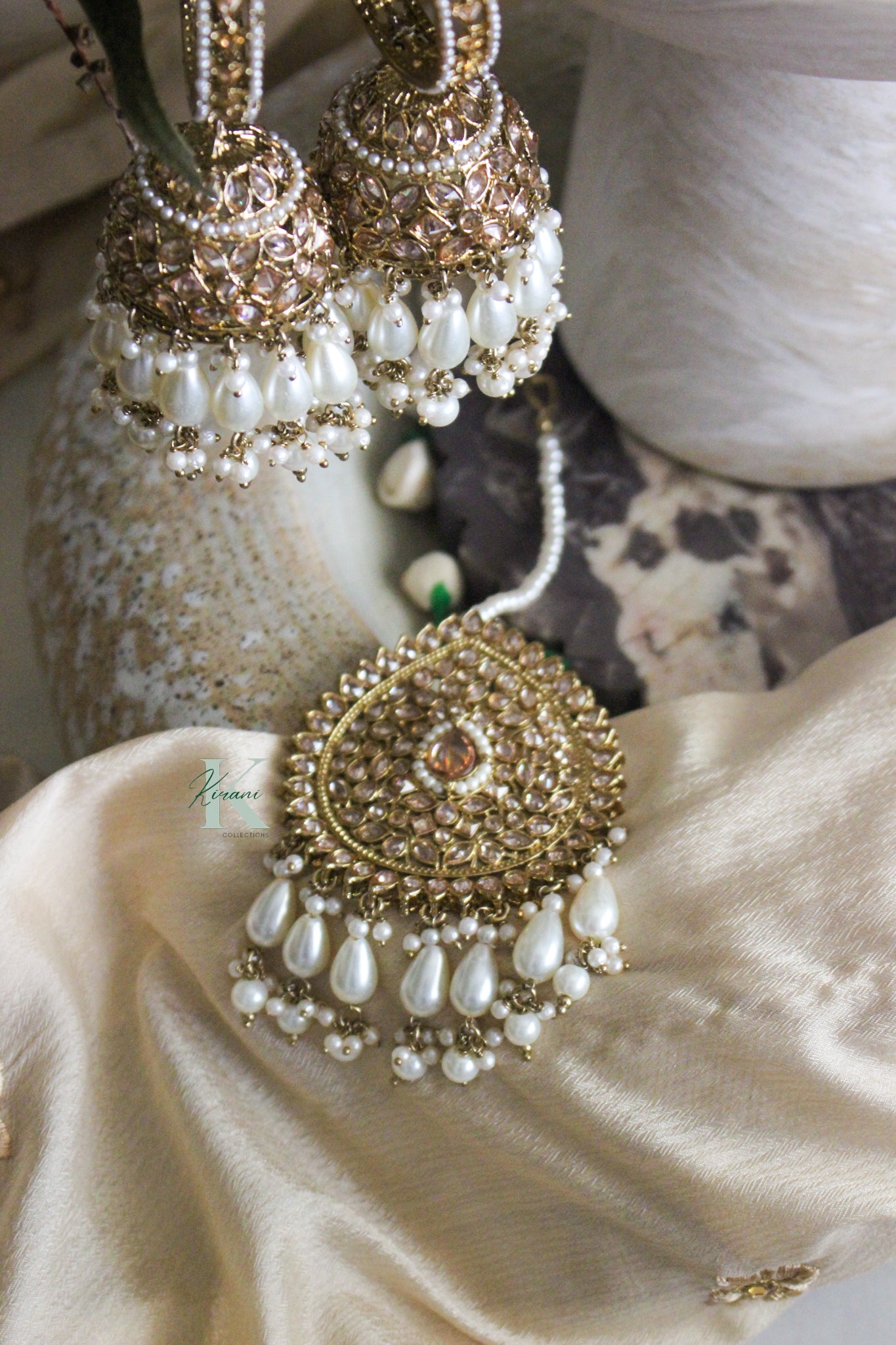 ARISHA - Oversized Gold Earrings & Tikka Set